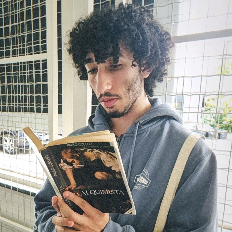 Ian Lira lendo O Alquimista